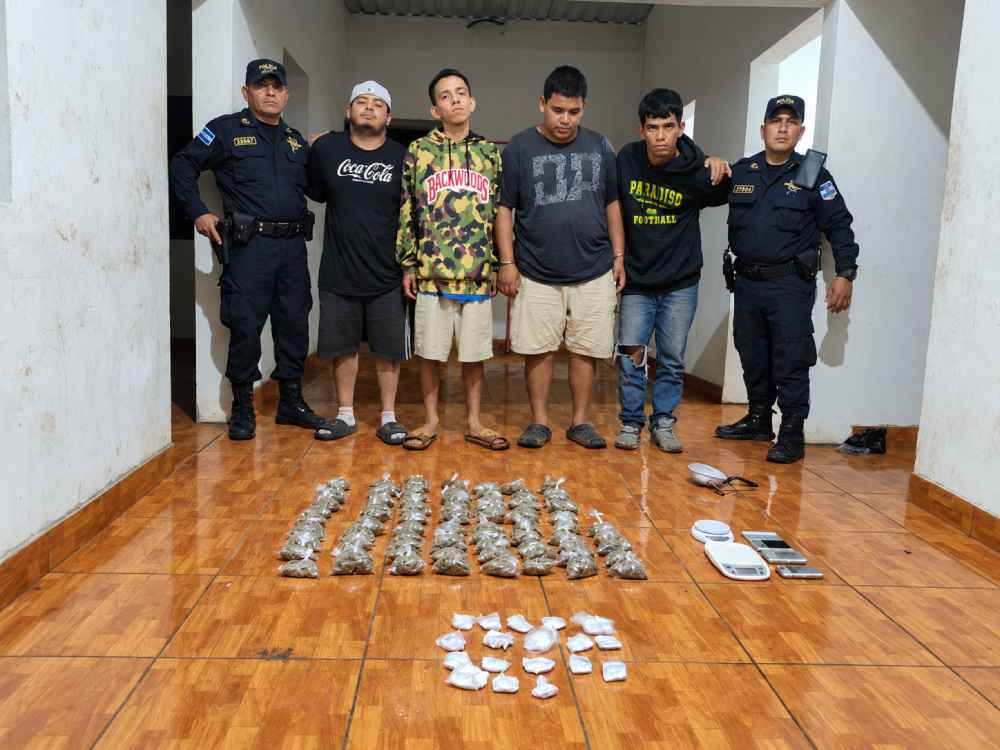 La PNC informó que la droga estaba oculta en una jaba plástica enterrada en una vivienda del cantón La Joyita, Ciudad Arce. Foto: @PNC_SV.