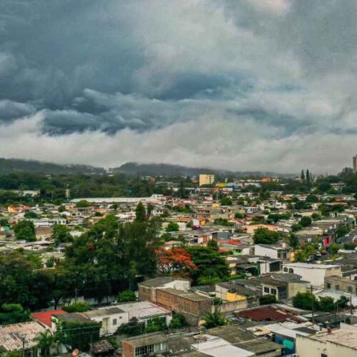 El clima en El Salvador continuará marcado por lluvias este jueves, con mayor actividad prevista durante la tarde. Foto: MARN/Referencia.