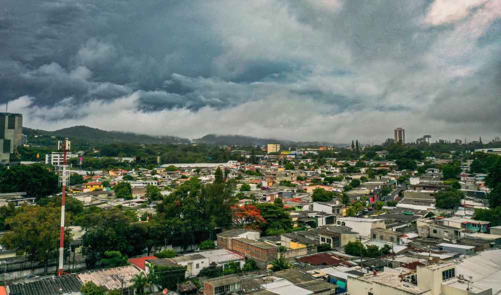 El clima en El Salvador continuará marcado por lluvias este jueves, con mayor actividad prevista durante la tarde. Foto: MARN/Referencia.