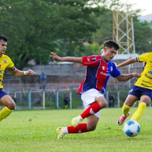 FAS celebra su victoria ante Municipal Limeño, resultado que le permitió cerrar la Jornada 12 como líder del Apertura 2026. Foto: @LaPrimeraSV.