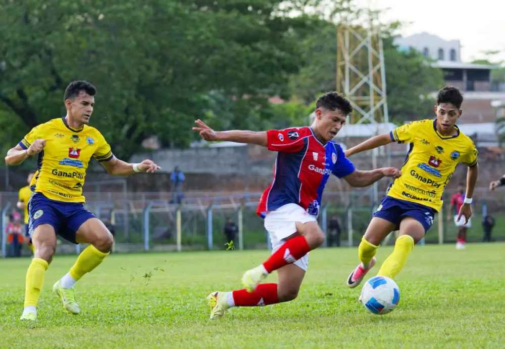 FAS celebra su victoria ante Municipal Limeño, resultado que le permitió cerrar la Jornada 12 como líder del Apertura 2026. Foto: @LaPrimeraSV.