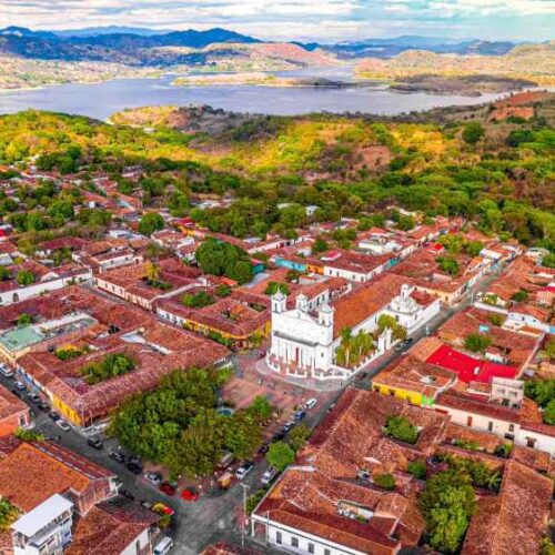 El Festival del añil convierte a Suchitoto en uno de los destinos culturales para visitar este fin de semana. Foto: @MITURElSalvador.