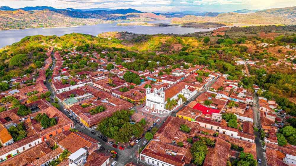 El Festival del añil convierte a Suchitoto en uno de los destinos culturales para visitar este fin de semana. Foto: @MITURElSalvador.