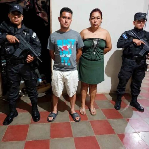 La PNC reportó la captura de dos personas y la incautación de drogas, dinero, celulares y otros objetos durante un allanamiento en Ahuachapán. Foto: @PNC_SV.