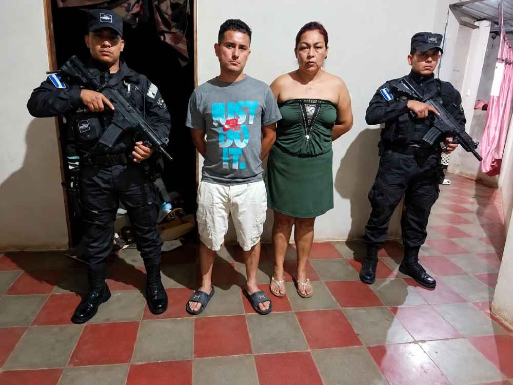 La PNC reportó la captura de dos personas y la incautación de drogas, dinero, celulares y otros objetos durante un allanamiento en Ahuachapán. Foto: @PNC_SV.