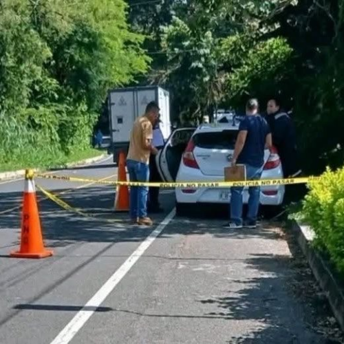 Autoridades procesaron la escena donde un hombre fue encontrado sin vida dentro de un vehículo en Olocuilta. Foto: Cortesía.