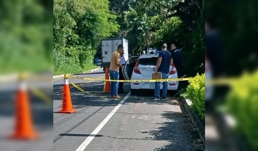Autoridades procesaron la escena donde un hombre fue encontrado sin vida dentro de un vehículo en Olocuilta. Foto: Cortesía.