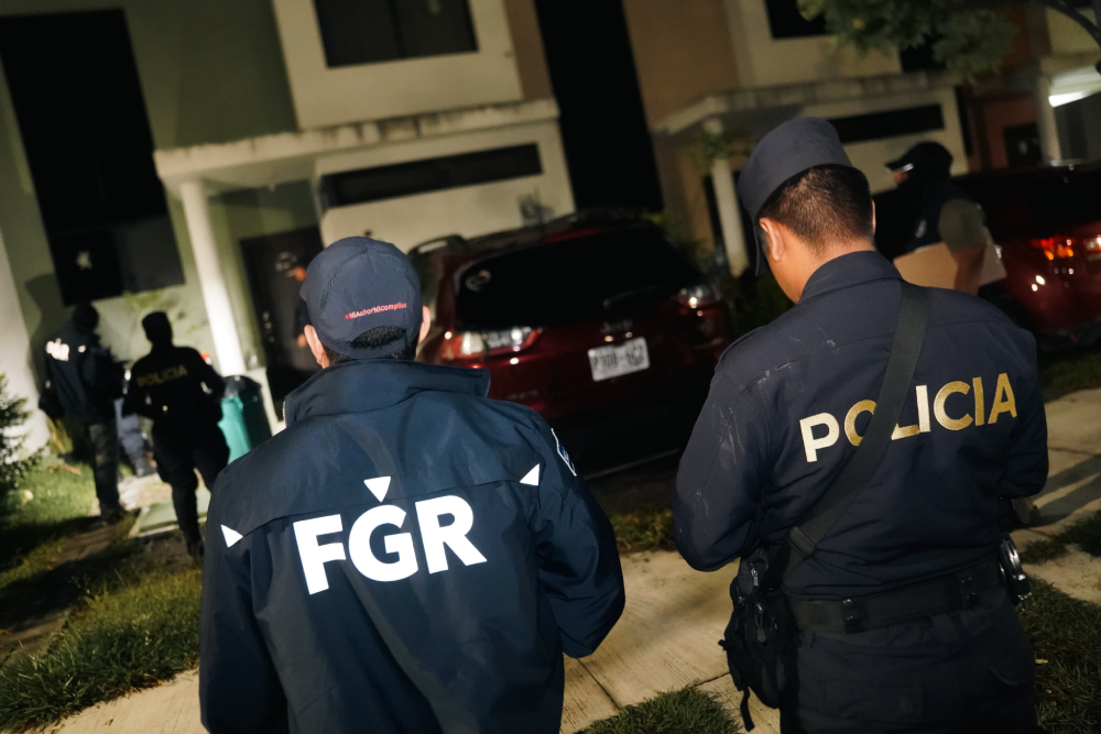 La FGR sostiene que falsas encuestas pagadas con hasta $25 fueron utilizadas para recopilar datos personales y abrir cuentas bancarias digitales. Foto: @FGR_SV.