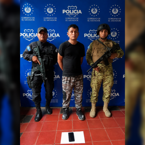 La PNC capturó a Geovany Gallardo Díaz (32 años) en Teotepeque, La Libertad, por homicidio agravado. Operativo conjunto con la Fuerza Armada. Foto: @PNCSV.