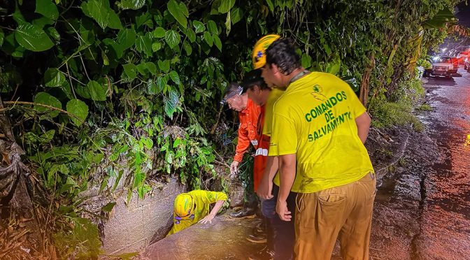 Fuertes lluvias en Lourdes Colón provocan inundaciones en la Colonia Las Brisas y desbordamiento del Río Agua Fría. Foto: Comandos de Salvamento.