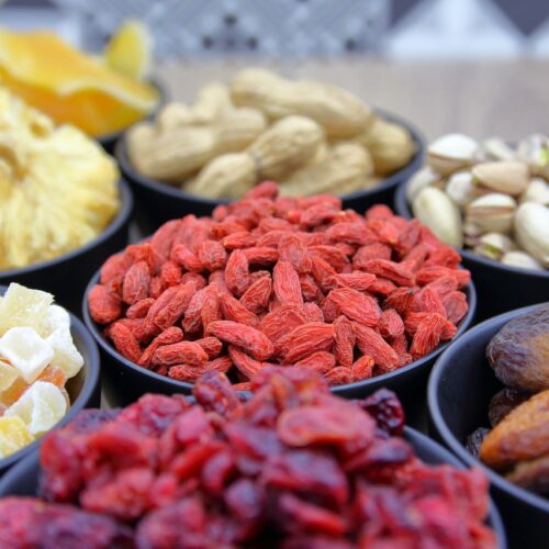 Variedad de frutas frescas con propiedades antioxidantes y antiinflamatorias para el cuidado de la salud.