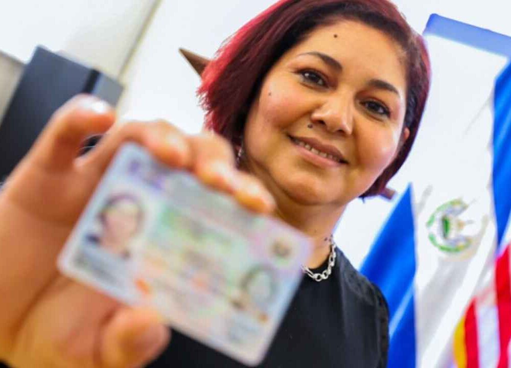 Salvadoreños en el exterior pueden agendar citas consulares para DUI y pasaporte a través del portal web y líneas telefónicas. Cortesía