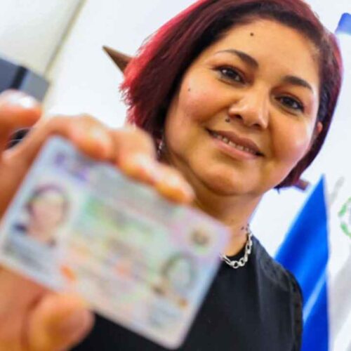 Salvadoreños en el exterior pueden agendar citas consulares para DUI y pasaporte a través del portal web y líneas telefónicas. Cortesía