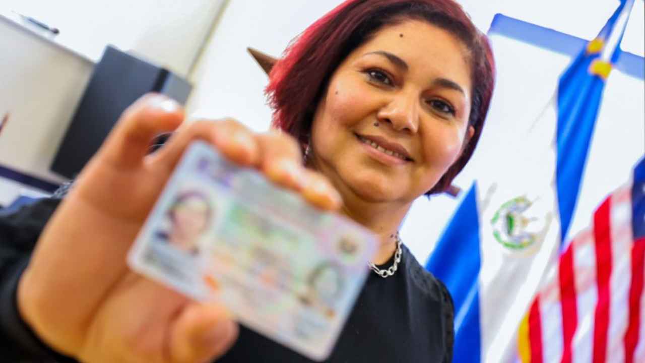 Salvadoreños en el exterior pueden agendar citas consulares para DUI y pasaporte a través del portal web y líneas telefónicas. Cortesía