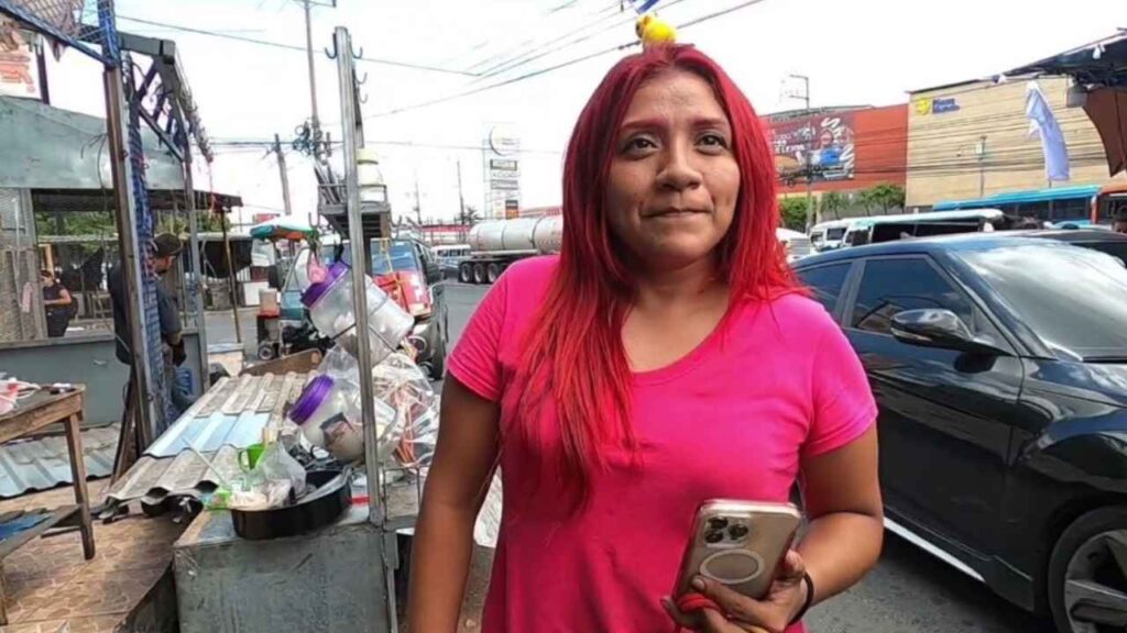 Una comerciante de Soyapango pidió una reubicación después del retiro de puestos realizado durante el proceso de recuperación de calles y aceras. Foto: Juan José López / Publimetro El Salvador.