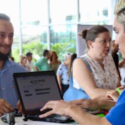 La reforma laboral en El Salvador entra en una nueva etapa mientras trabajadores, empleadores, Gobierno y otros sectores discuten cambios en la organización del tiempo de trabajo. Archivo