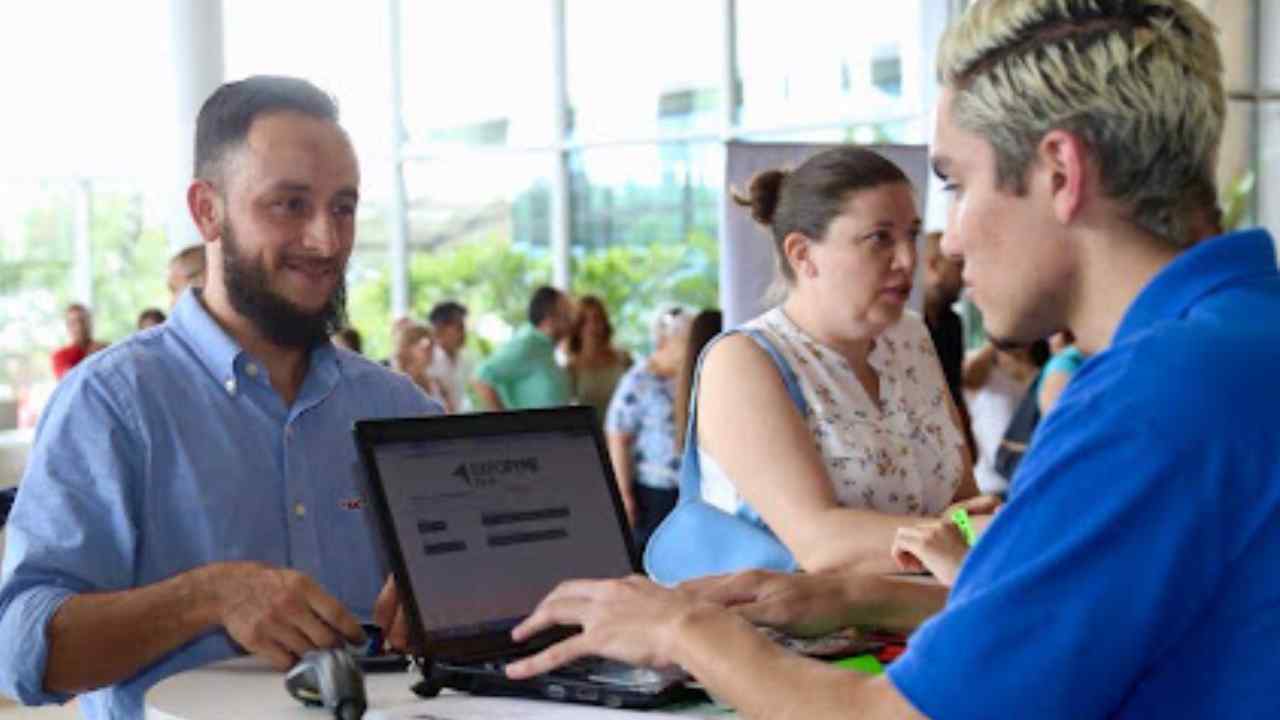 La reforma laboral en El Salvador entra en una nueva etapa mientras trabajadores, empleadores, Gobierno y otros sectores discuten cambios en la organización del tiempo de trabajo. Archivo