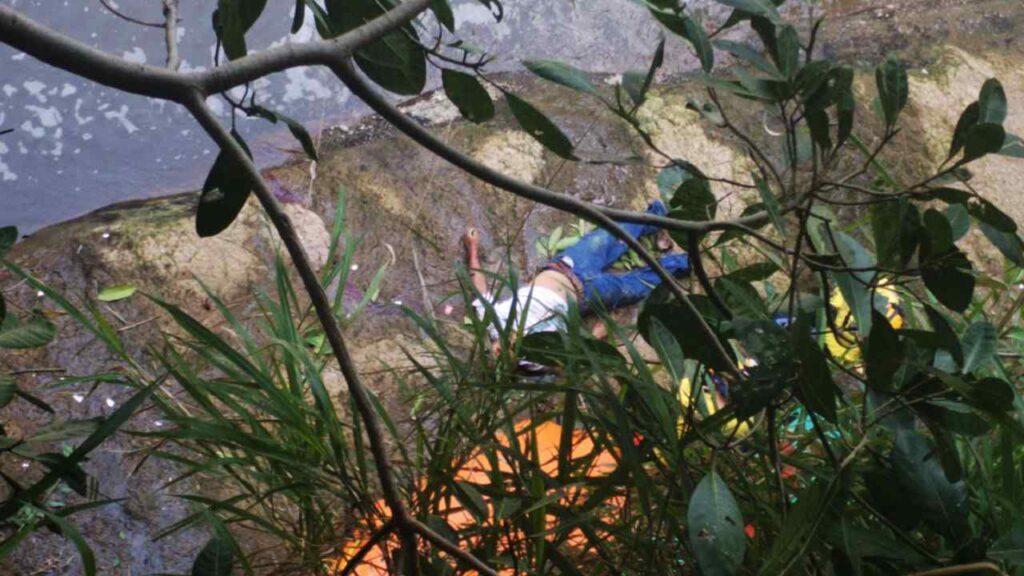 Elementos de la Unidad de Rescate de Comandos de Salvamento realizan la recuperación del cuerpo de un hombre en la colonia Santa Lucía, Apopa.