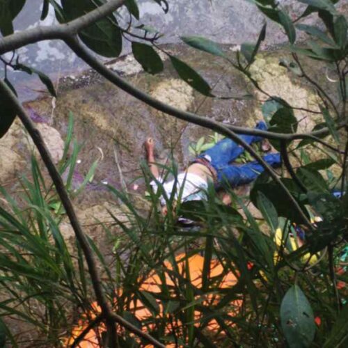 Elementos de la Unidad de Rescate de Comandos de Salvamento realizan la recuperación del cuerpo de un hombre en la colonia Santa Lucía, Apopa.