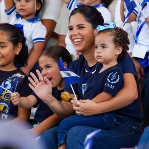 La Primera Dama Gabriela de Bukele junto a sus hijas durante el Desfile Nacional de Primera Infancia. Foto: Noticiero El Salvador
