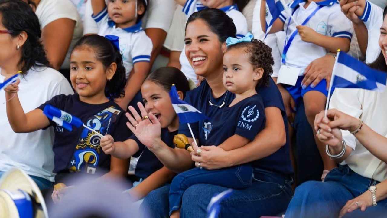 La Primera Dama Gabriela de Bukele junto a sus hijas durante el Desfile Nacional de Primera Infancia. Foto: Noticiero El Salvador