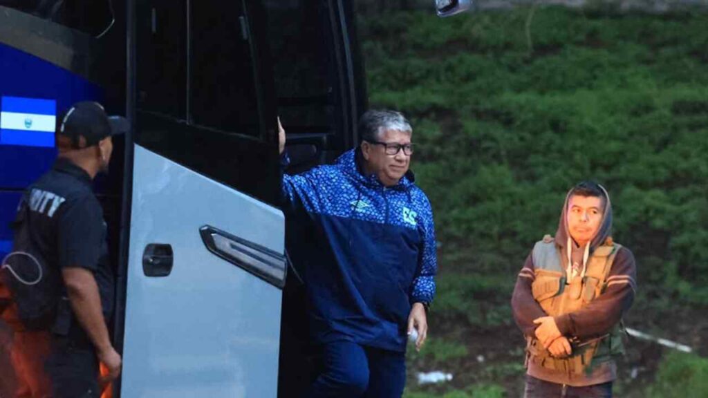 Bolillo Gómez cambió la estructura de la Selecta ante Guatemala y apostó por tres centrales y carrileros; el equipo recibió tres goles durante los primeros 32 minutos.