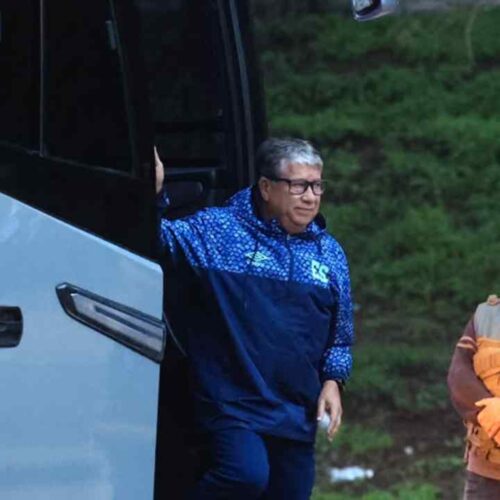 Bolillo Gómez cambió la estructura de la Selecta ante Guatemala y apostó por tres centrales y carrileros; el equipo recibió tres goles durante los primeros 32 minutos.