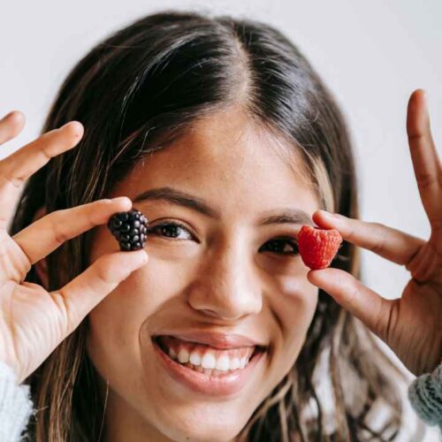 Mujer joven sonriendo y practicando hábitos saludables para el cuidado de su bienestar físico y emocional