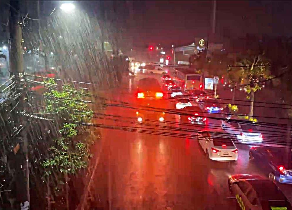 ONDA TROPICAL. Las tormentas se extenderán por sectores del centro y occidente de El Salvador durante la noche de este sábado, según el pronóstico del MARN. Foto: jjlopezt