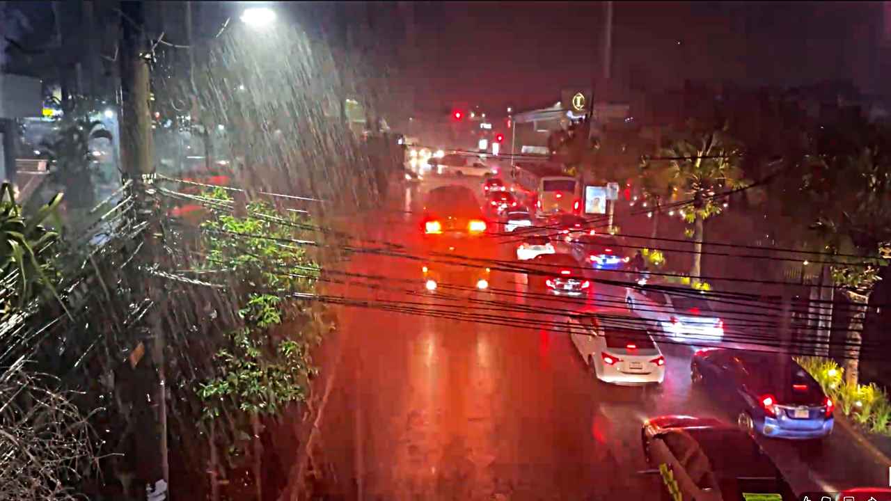 ONDA TROPICAL. Las tormentas se extenderán por sectores del centro y occidente de El Salvador durante la noche de este sábado, según el pronóstico del MARN. Foto: jjlopezt