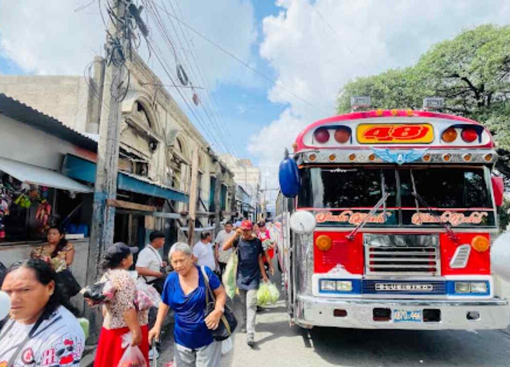 El pasaje de buses y microbuses mantendrá sus tarifas autorizadas durante 2027 tras la prórroga aprobada este martes. Foto: Juan José López / Publimetro El Salvador