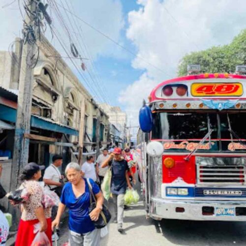 El pasaje de buses y microbuses mantendrá sus tarifas autorizadas durante 2027 tras la prórroga aprobada este martes. Foto: Juan José López / Publimetro El Salvador