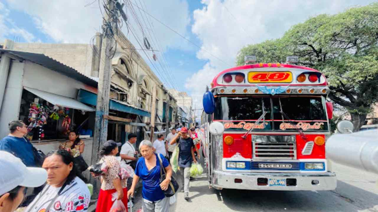 El pasaje de buses y microbuses mantendrá sus tarifas autorizadas durante 2027 tras la prórroga aprobada este martes. Foto: Juan José López / Publimetro El Salvador
