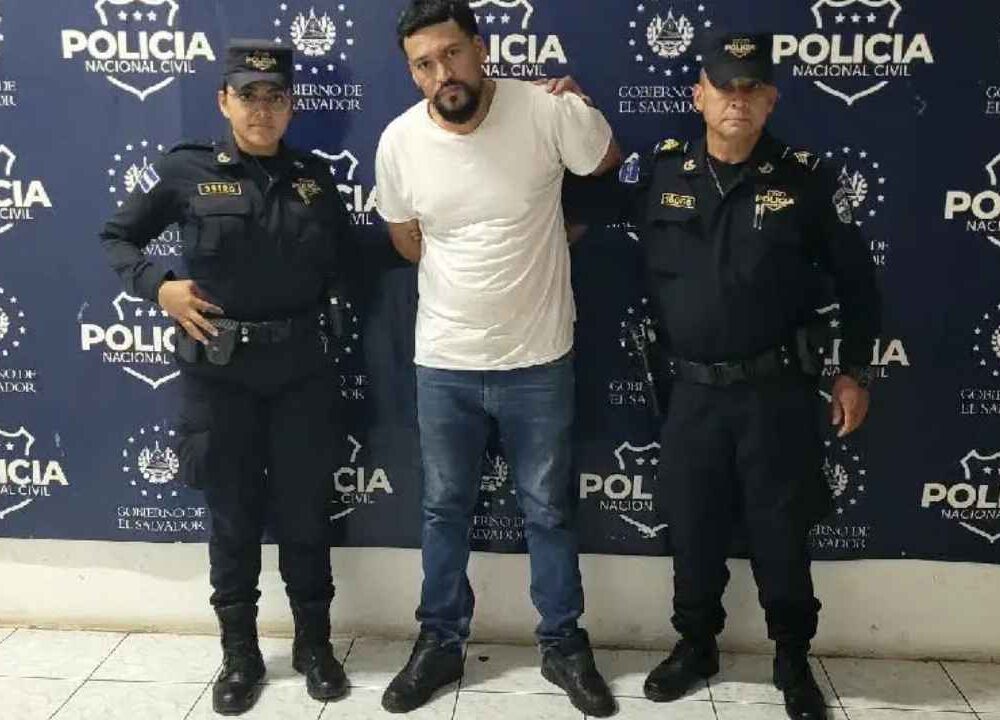 El salvadoreño deportado fue detenido al ingresar por el Aeropuerto Internacional de El Salvador. Foto: PNC.