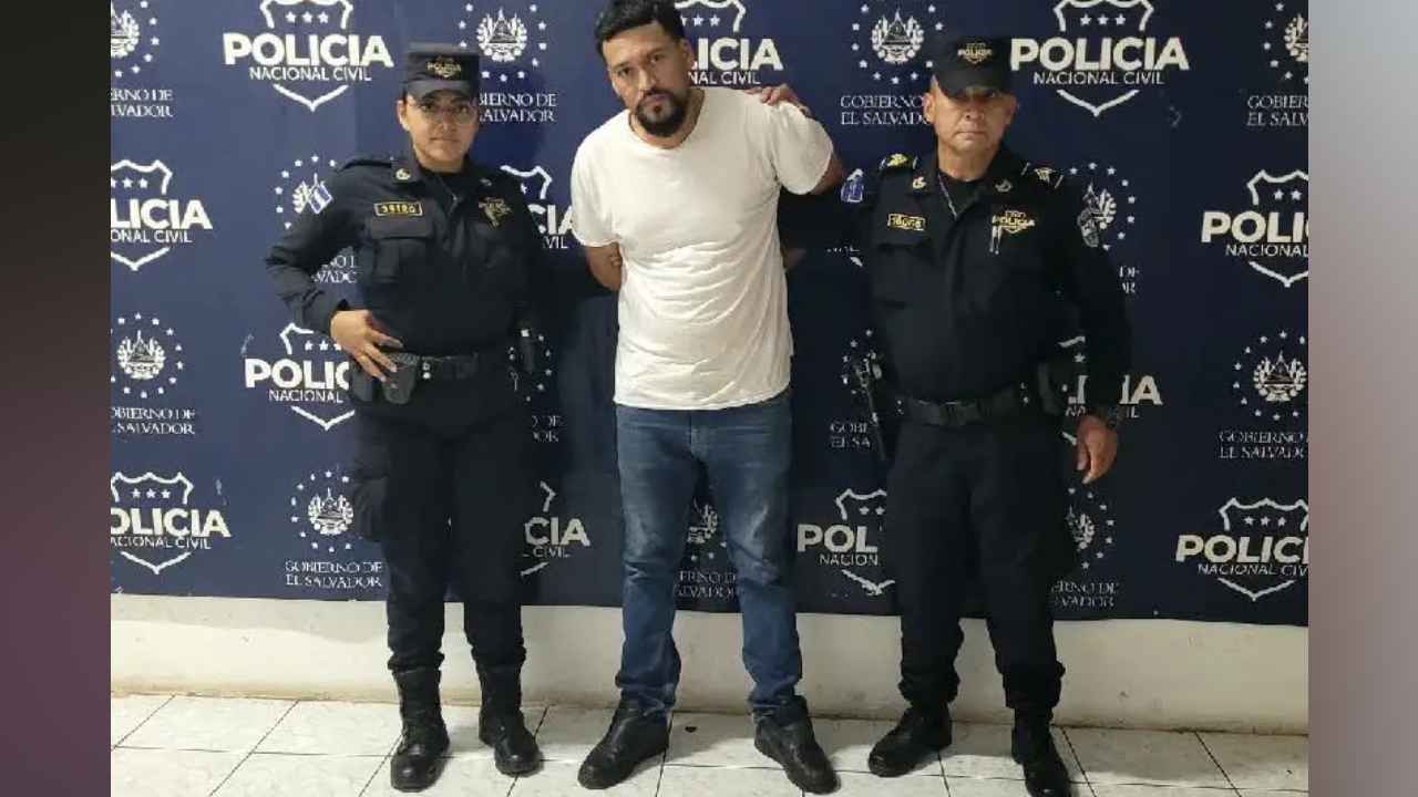El salvadoreño deportado fue detenido al ingresar por el Aeropuerto Internacional de El Salvador. Foto: PNC.
