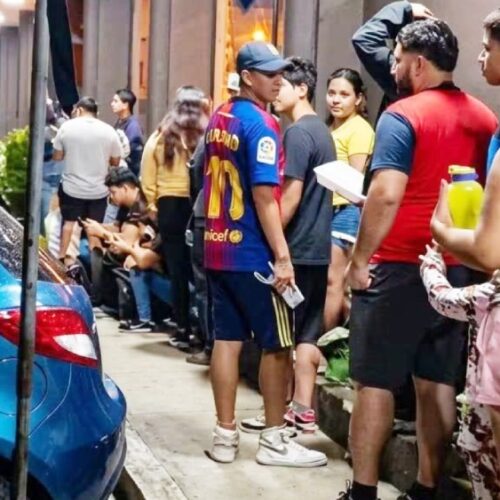 Salvadoreños haciendo fila durante la noche del 31 de agosto para acceder a las ofertas gastronómicas de septiembre. Foto: Redes sociales.