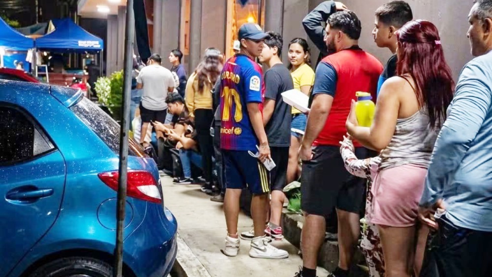 Salvadoreños haciendo fila durante la noche del 31 de agosto para acceder a las ofertas gastronómicas de septiembre. Foto: Redes sociales.