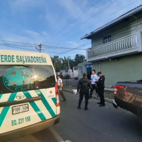Socorristas de Cruz Verde atendieron la emergencia por descarga eléctrica sobre la Calle Francisco Menéndez, Lourdes Colón. Cortesía.