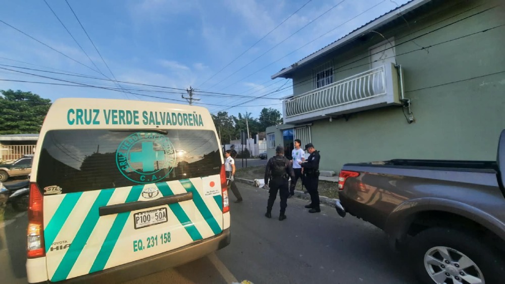 Socorristas de Cruz Verde atendieron la emergencia por descarga eléctrica sobre la Calle Francisco Menéndez, Lourdes Colón. Cortesía.