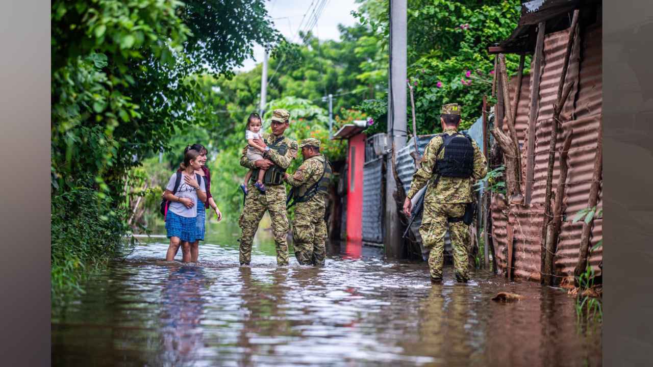 Las lluvias ya dejan viviendas anegadas, ríos desbordados, deslizamientos y vías obstruidas en distintos puntos de El Salvador. Foto: archivo