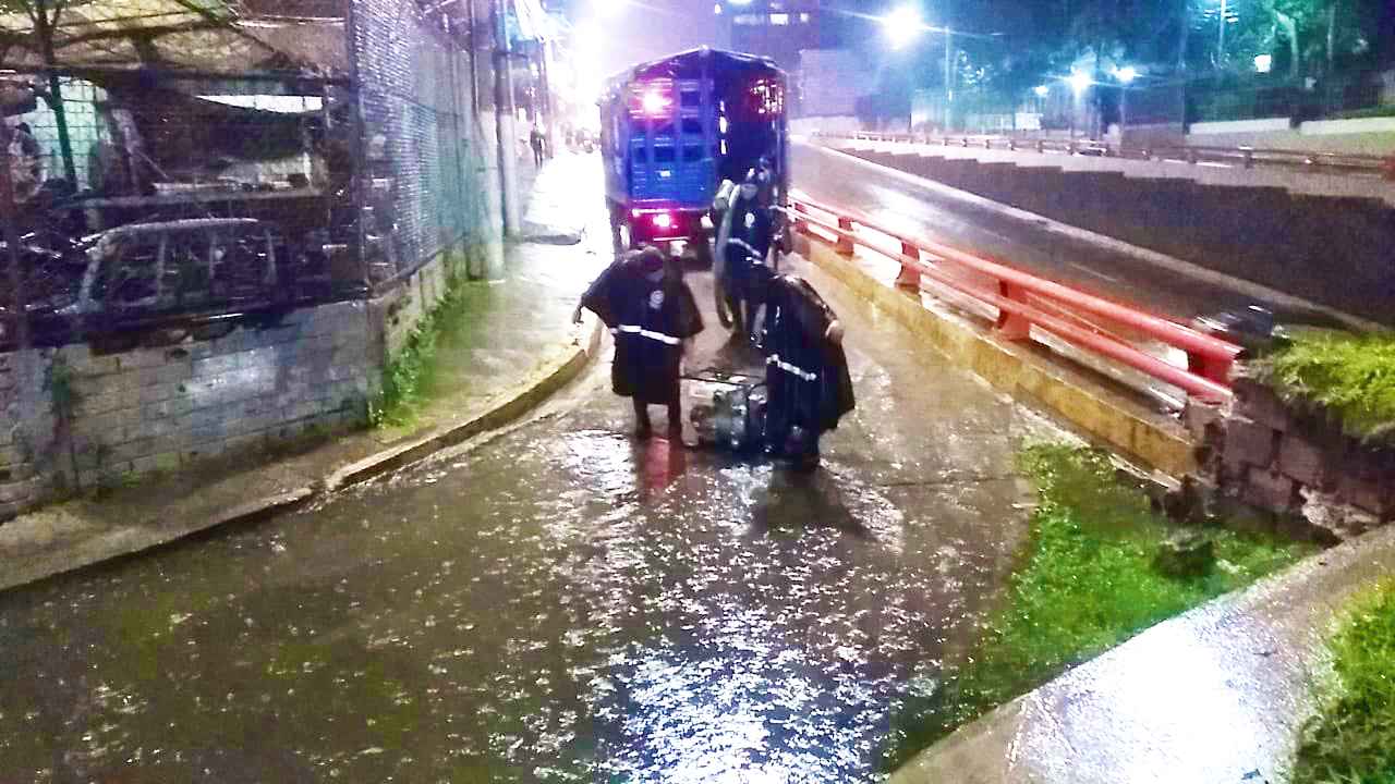 Las tormentas podrían intensificarse durante la tarde y noche de este sábado por el paso de una onda tropical sobre El Salvador. Foto: archivo