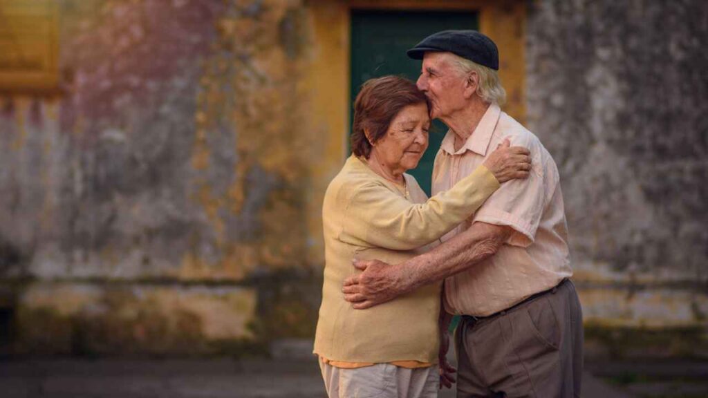 La evaluación médica oportuna es clave para distinguir el origen de las caídas en la tercera edad.