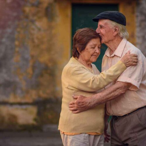 La evaluación médica oportuna es clave para distinguir el origen de las caídas en la tercera edad.