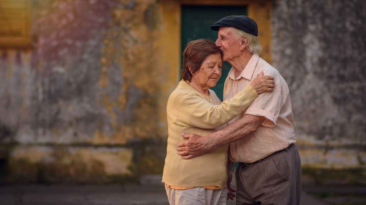 La evaluación médica oportuna es clave para distinguir el origen de las caídas en la tercera edad.