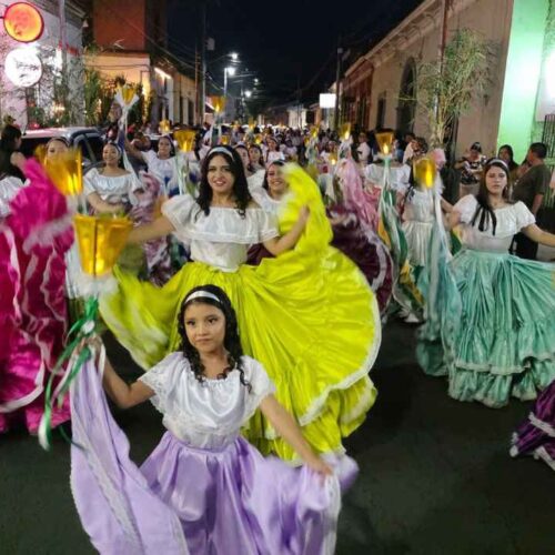 Turistas y familias disfrutan de la agenda cultural y el ambiente festivo en Apaneca durante el Festival de los Farolitos.