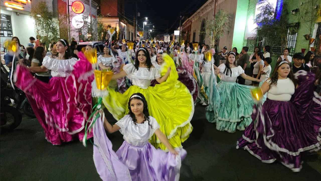 Turistas y familias disfrutan de la agenda cultural y el ambiente festivo en Apaneca durante el Festival de los Farolitos.