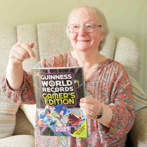 Cath Bowie tiene 78 años y Guinness World Records la reconoce como la streamer femenina de Fortnite de mayor edad en Twitch. Foto: Guinness World Records