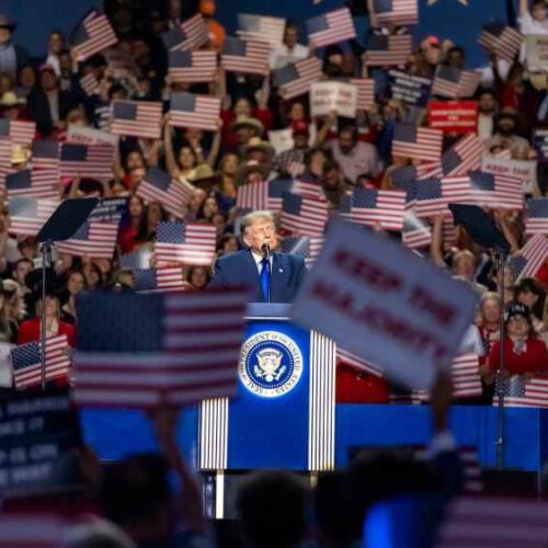 Trump pidió a sus seguidores votar en noviembre como si él mismo apareciera en la papeleta durante el cierre de la convención republicana en Dallas. facebook / republicans