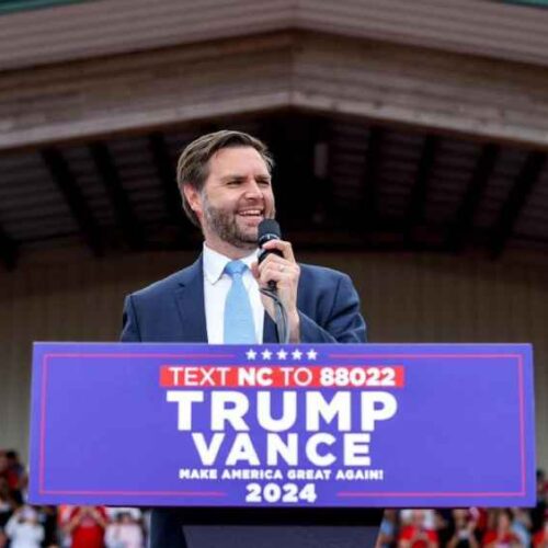 JD Vance respondió a un manifestante que ondeaba una bandera mexicana durante su discurso en la convención republicana celebrada en Dallas. archivo