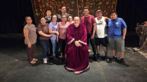 Omar Renderos protagoniza Más allá de la nostalgia, un unipersonal construido a partir de sus recuerdos y trayectoria en el teatro. Cortesía